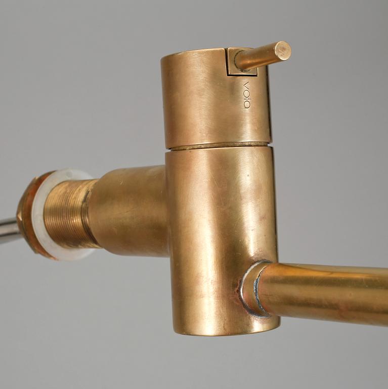 ARNE JACOBSEN, kökskran, patinerad mässing, för Vola, modell, "KV1". 1900-talets andra hälft.