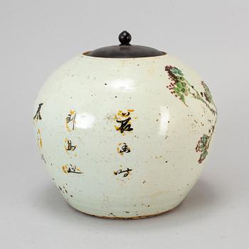A famille rose porcelain jar, Qing dynasty, 19th century.
