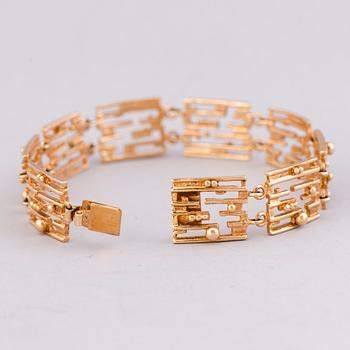 A BRACELET, 14K gold.