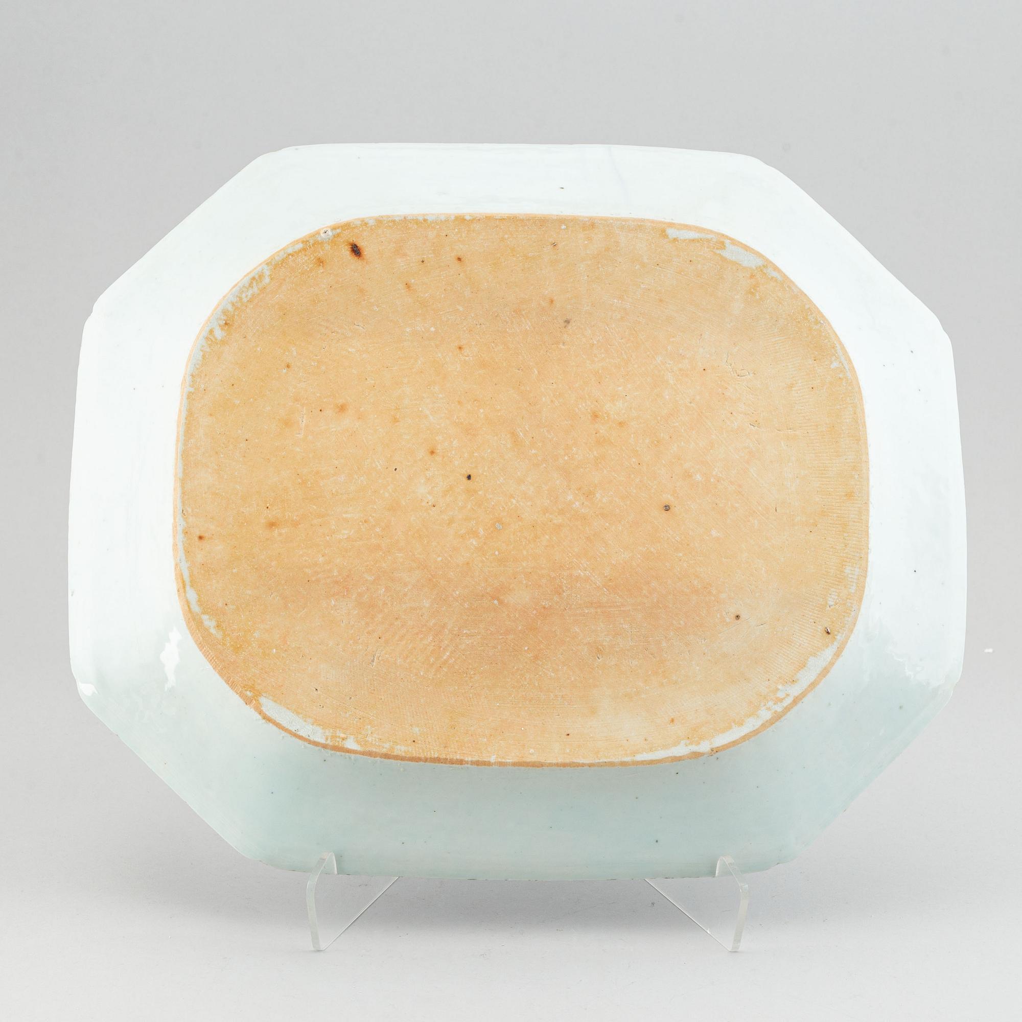 A blue and white export porcelain serving dish, Qing dynasty, Qianlong (1736-95).