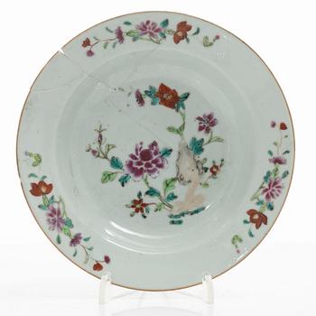 Bålskål, spilkum och bärtallrikar, ett par, porslin. Kina, Qingdynastin, 1700-tal.