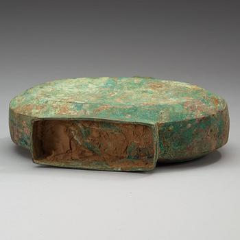 A Bronze wine flask with cover (Bianhu), presumably Han dynasty (206 BC-220 AD).