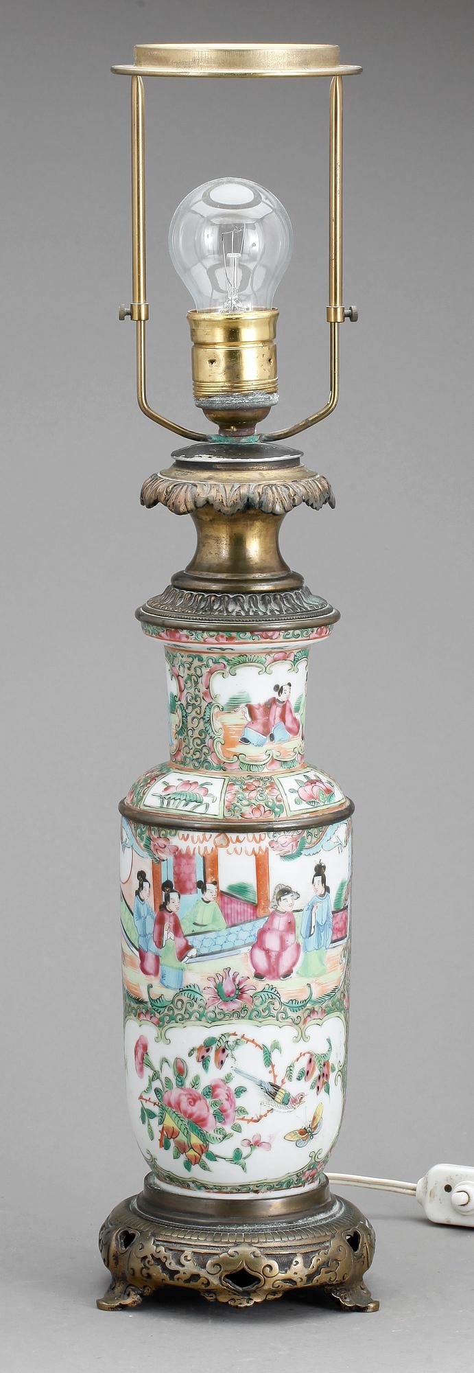 BORDSLAMPA, porslin och mässing, 1900-talets första hälft.
