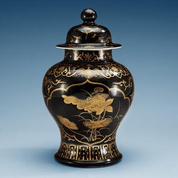 1638. A black glazed jar with cover, Qing dynasty, 19th Century with Kangxi's six character mark.