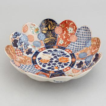 A set of two flower shaped Japanese imari bowls, Meiji period (1868-1912).