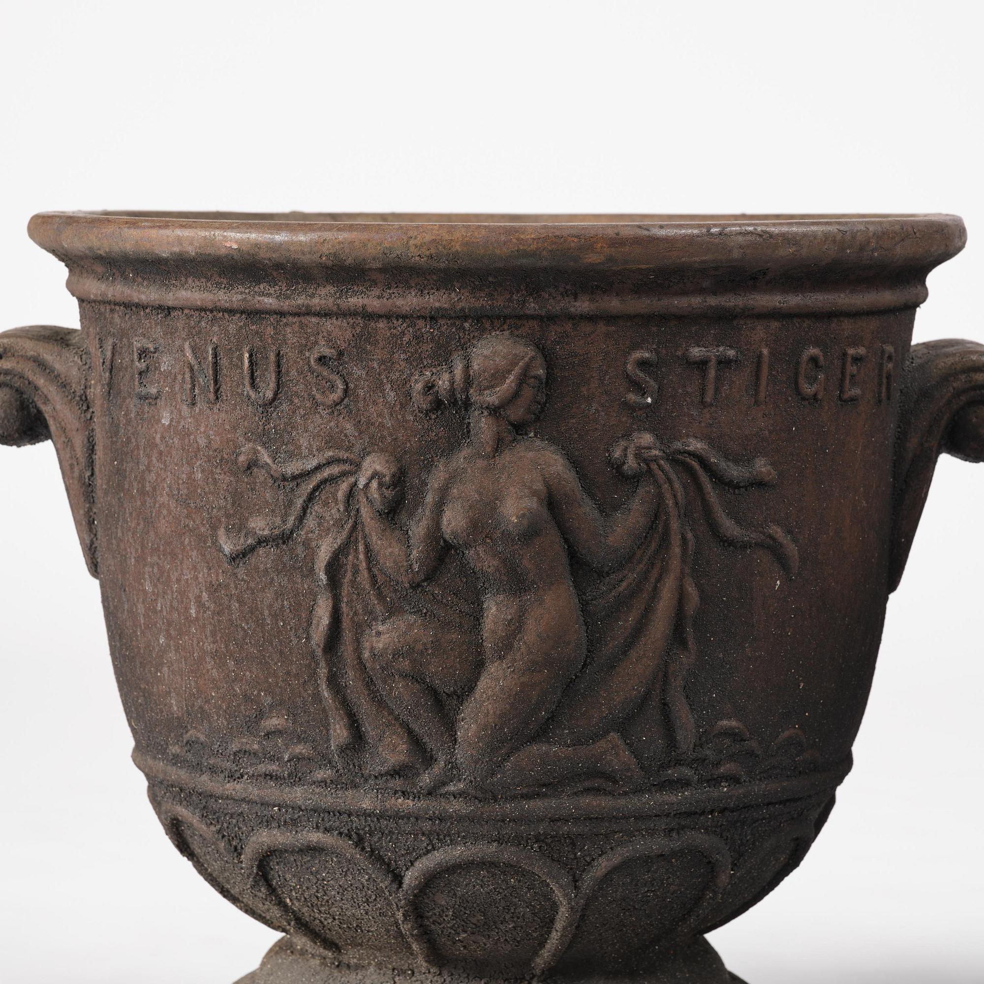 Ivar Johnsson, trädgårdsurnor, ett par, "Venus", Näfveqvarns bruk, Swedish Grace.