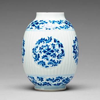 895. A blue and white jar, Qing dynasty, Kangxi (1662-1722).