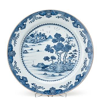 871. A large blue and white export serving dish, Qing dynasty, Qianlong (1736-95).