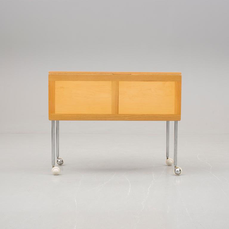 SIDOBORD/RULLBORD, "T701", Bruno Mathsson, Firma Karl Mathsson 1966. Brännstämplat.