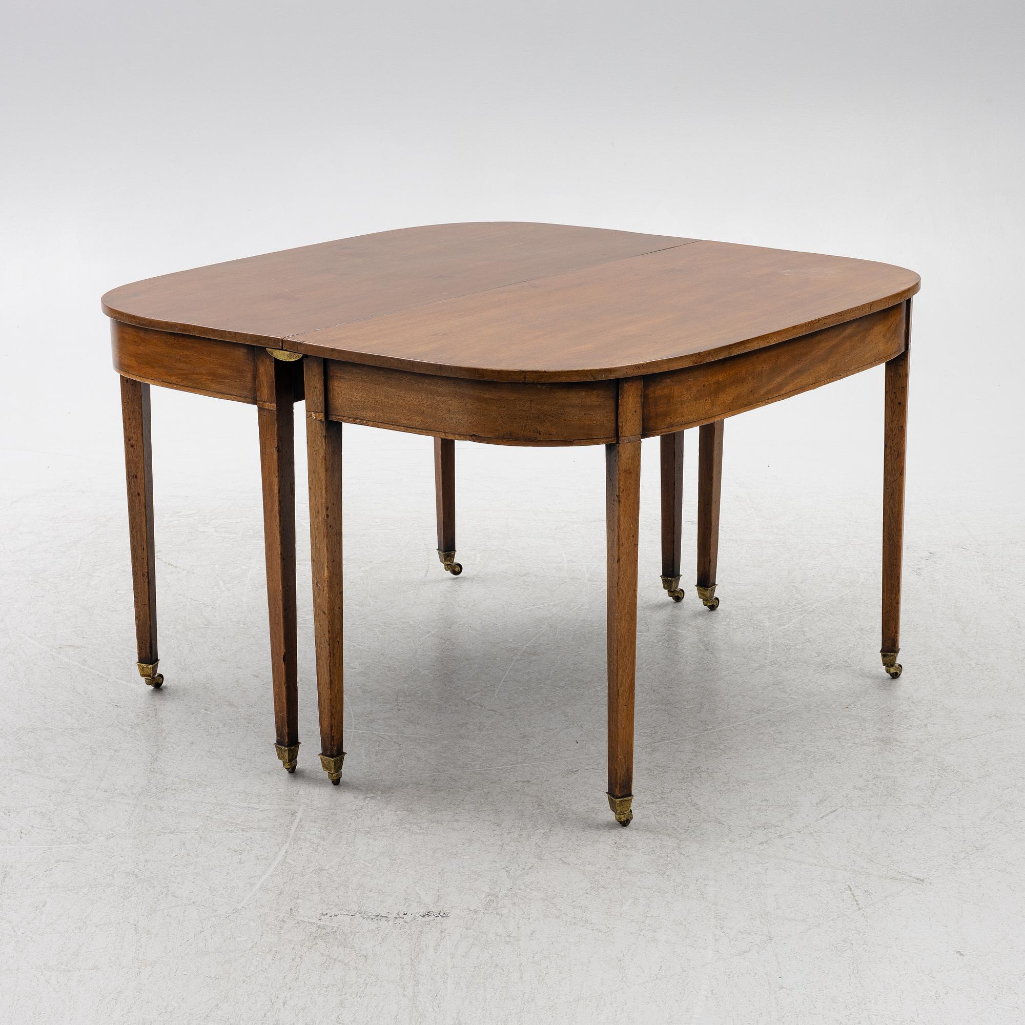 A dining table, England, 19th Century.