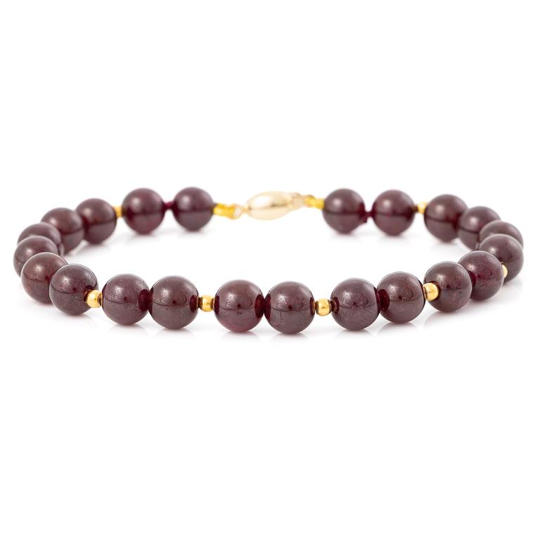 Bracelet with garnet beads and an 18K gold clasp.