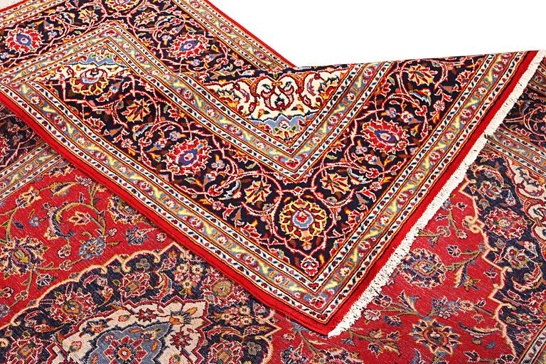 A Kashan carpet, a. 305 x 200 cm.