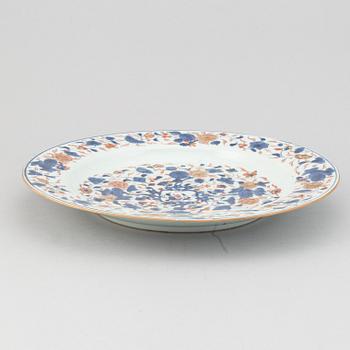 An imari serving dish, Qing dynasty, 18th Century.