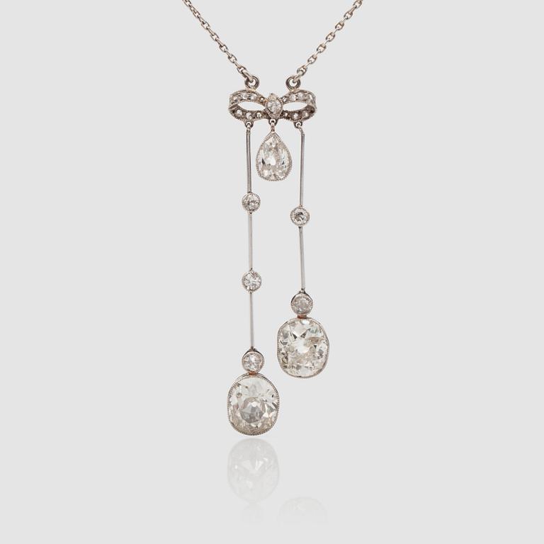 HALSBAND med två kläppar med ovala gammalslipade diamanter, totalt ca 4.00 ct, hängandes från rosett. Tidigt 1900-tal.