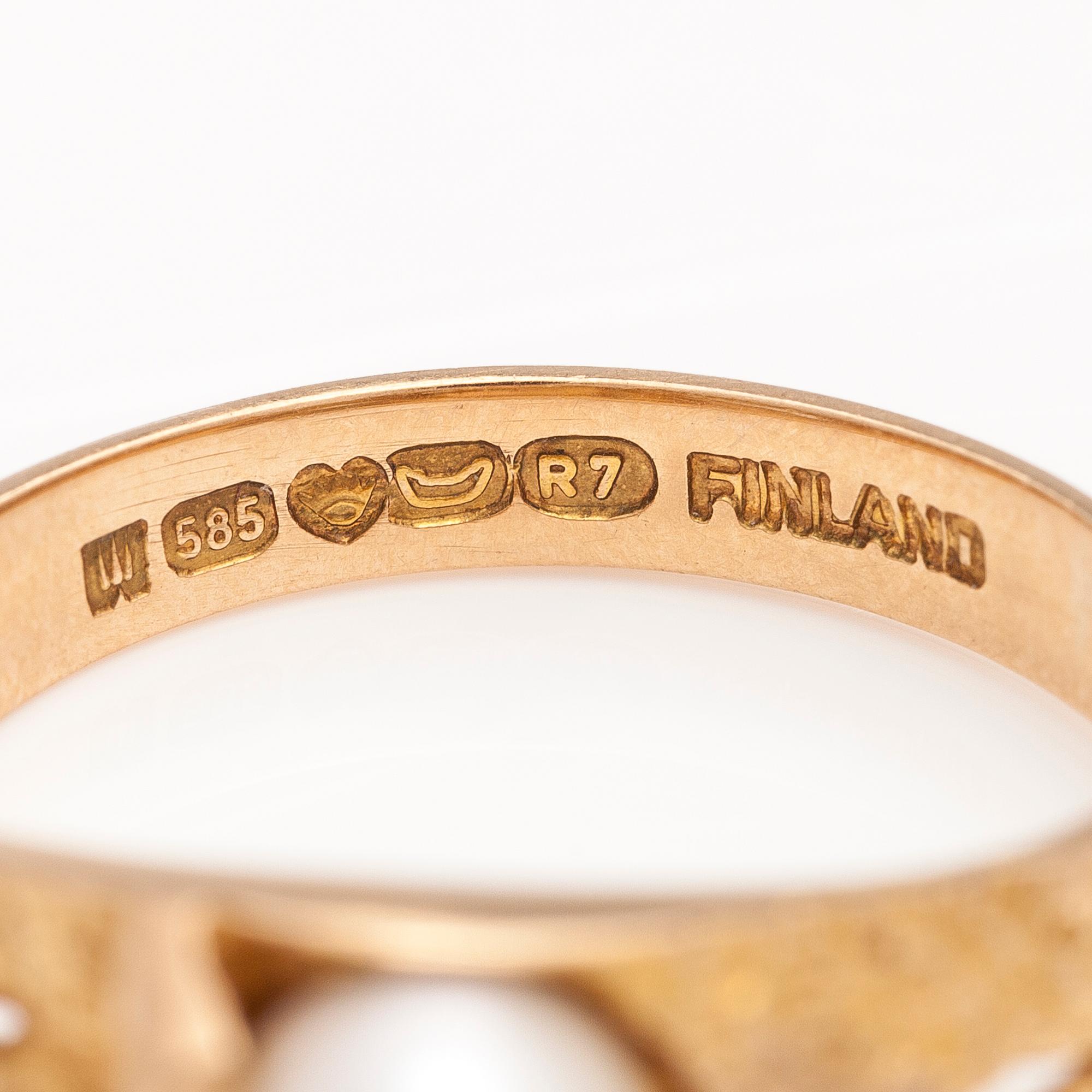 BJÖRN WECKSTRÖM, A 14K gold ring with a cultured pearl "Polar spring". Lappoina 1970.