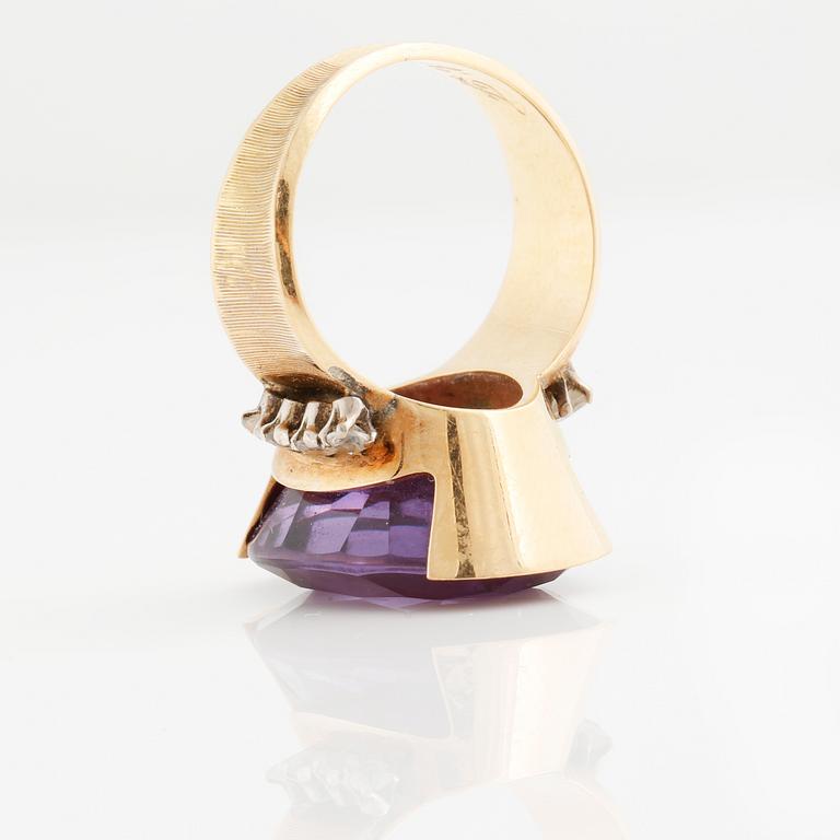 RING, med fasettslipad syntetisk lila safir och 8 fasettslipade vita stenar.