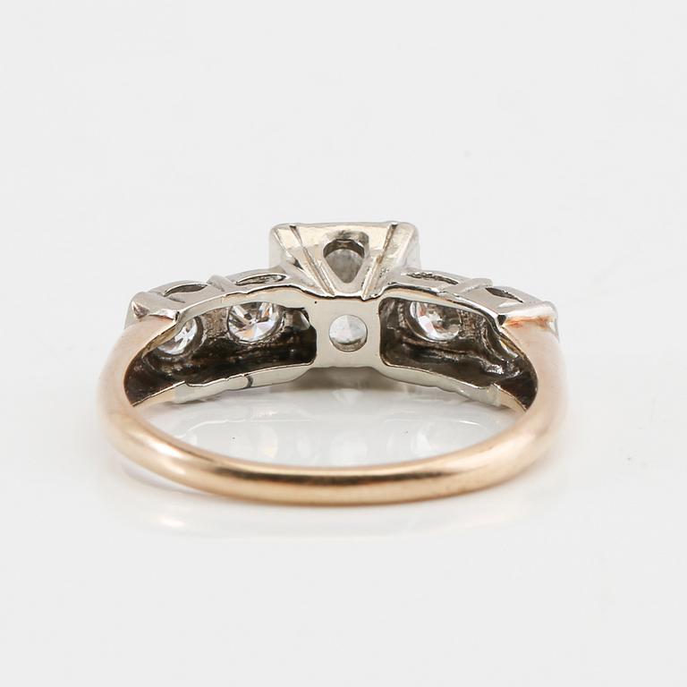 Ring in 14K white and red gold with round brilliant-cut diamonds.