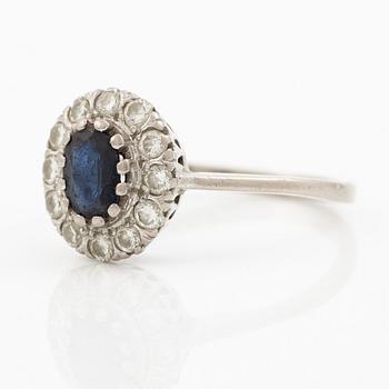 Ring, 18K white gold, camée model with sapphire and brilliant-cut diamonds.