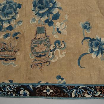 TEXTILIER, två stycken. Kina, Sen Qingdynasti.