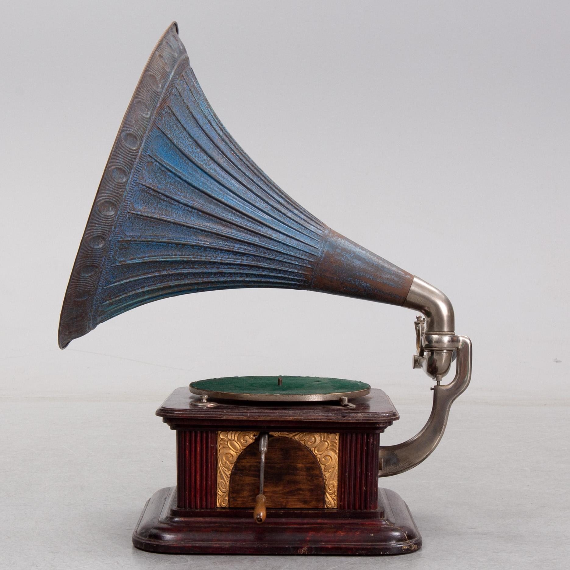 An early 20th century 
English gramophone player.