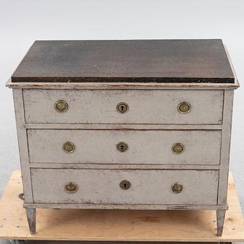 A Gustavian chest of drawers, circa 1800.