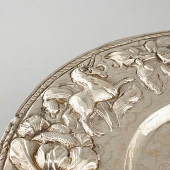 A late 19th century silver presenterdish, weight 834 g.