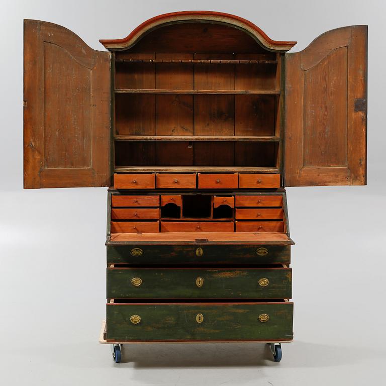 A cabinet from around year 1800.