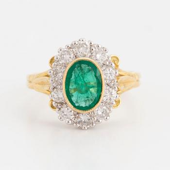 RING med smaragd och briljantslipade diamanter.