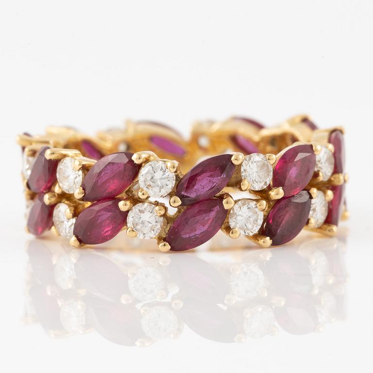 Ring, 18K gold with cushion-cut rubies and brilliant-cut diamonds.