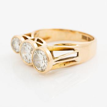 Ring, 18K guld med tre briljantslipade diamanter, totalt 2.87 ct.
