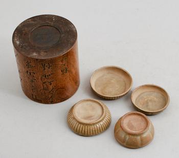 VAS OCH ASKAR, 3 delar, keramik och trä, Kina, sent 1900-tal.