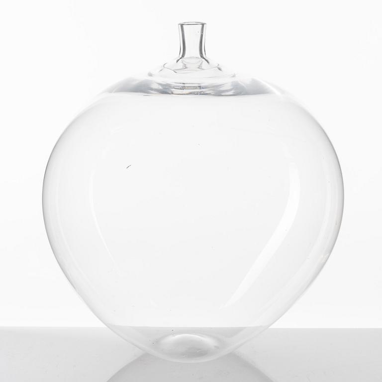 Ingeborg Lundin, an 'Äpplet' glass vase, Orrefors, 1987, signed.