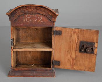 VÄGGSKÅP, allmoge, 1800-tal.