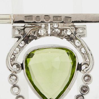 BROSCH med en droppformad fasettslipad peridot samt gammalslipade diamanter.