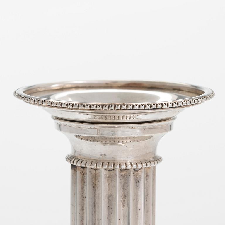 Ljusstakar, ett par, silver, Kultateollisuus, Åbo, 1961 och 1964.