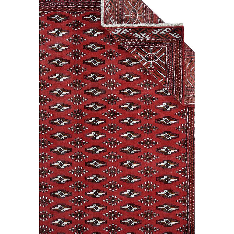 A carpet, Turkmen, ca 294 x 205 cm.