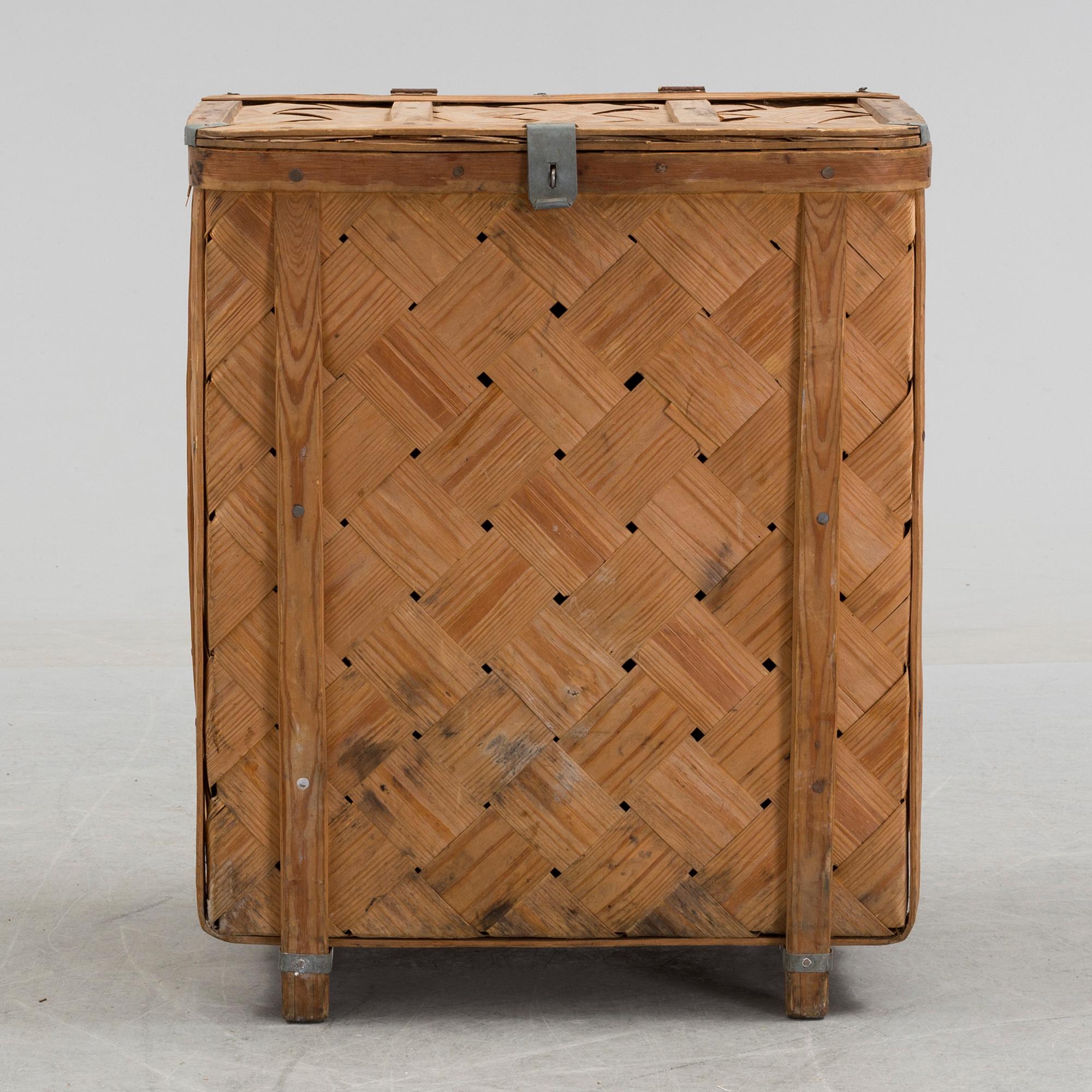 A wooden box, ca 1900.