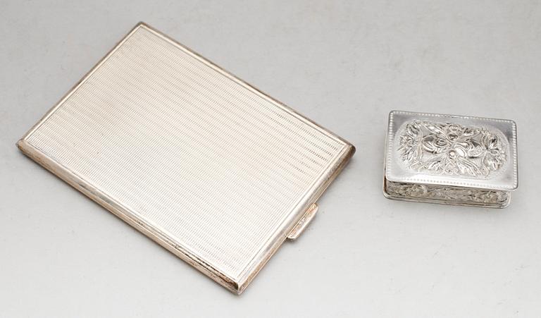 CIGARETTETUI SAMT DOSA, silver. Tot vikt ca 191 g.