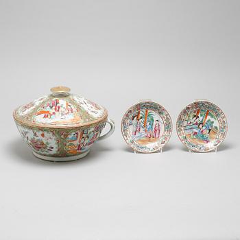 A porcelain potty and two small plates from China, late 19th century.