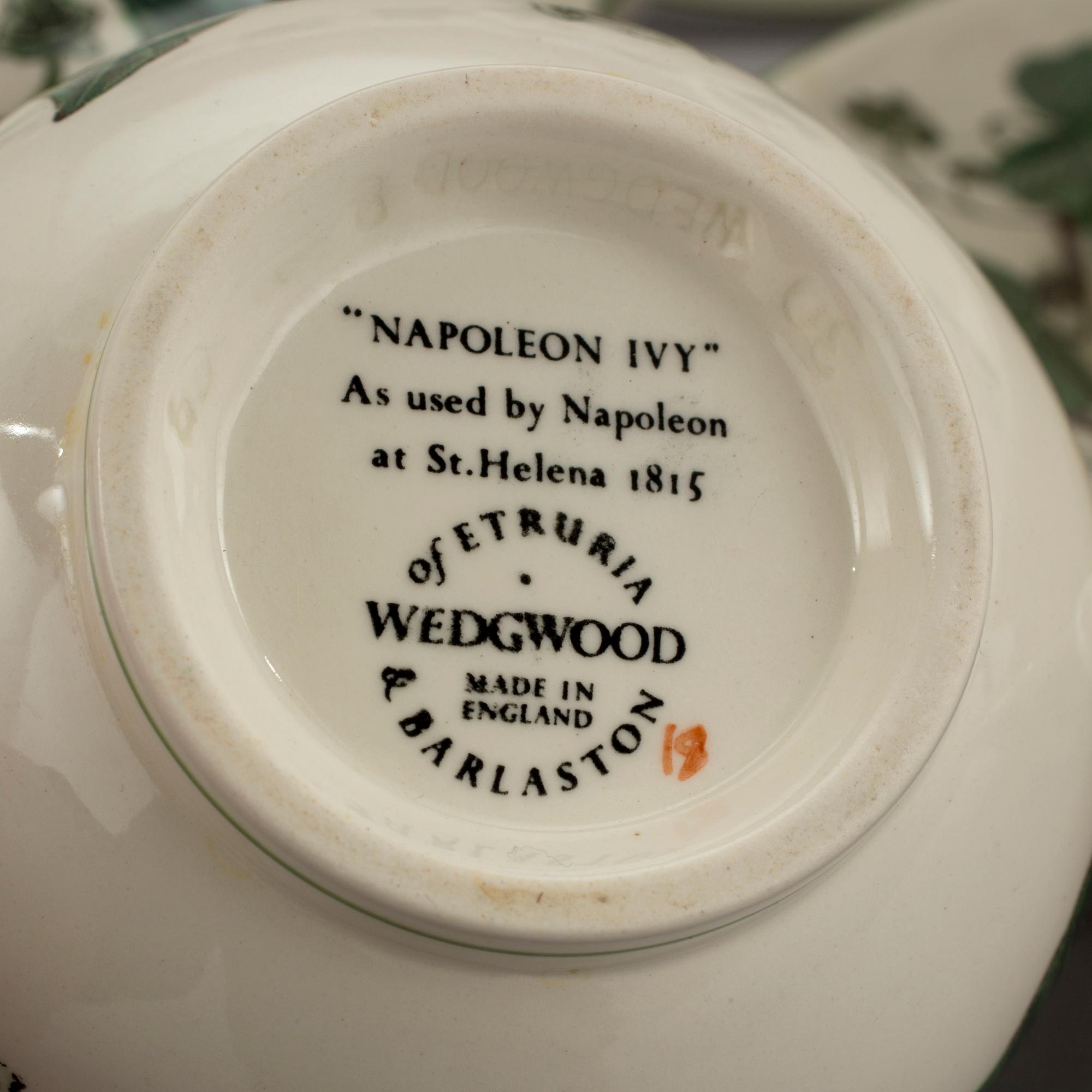 SERVISDELAR, porslin, 37 delar, "Napoleon Ivy", Wedgwood.