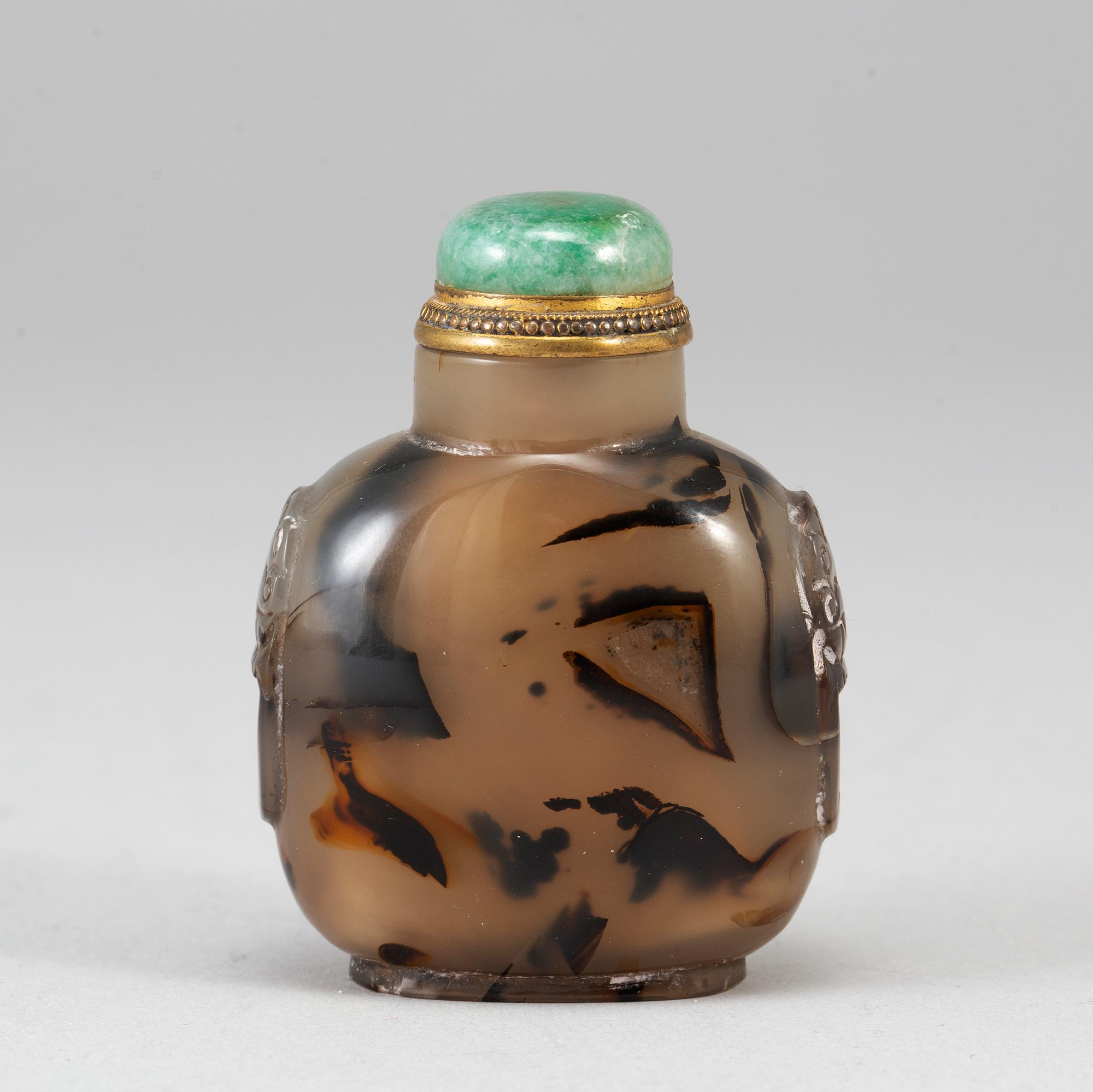 An Agathe snuff bottle, around year 1900.