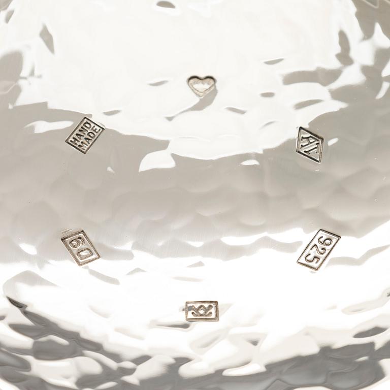 A. Tillander, malja, sterlinghopeaa ja emalia. Helsinki 2005.