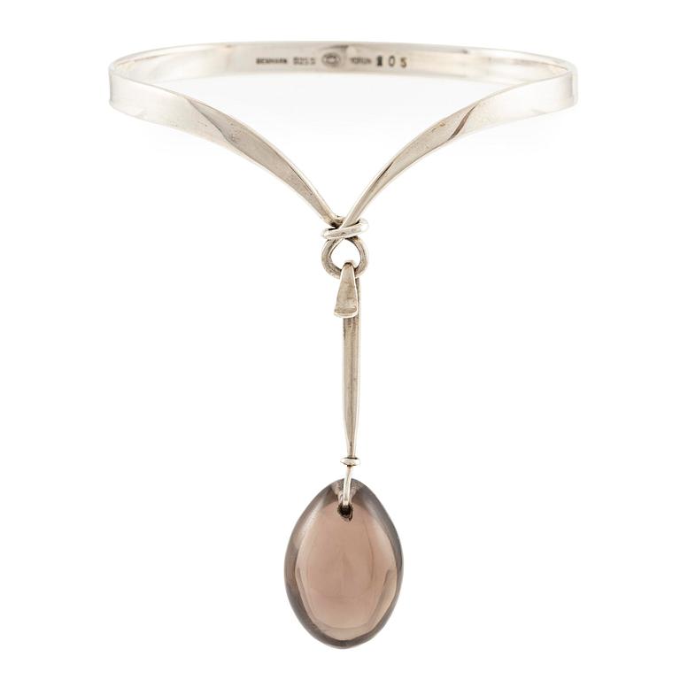 Vivianna Torun Bülow-Hübe, armring med hänge, sterlingsilver och rökkvarts, för Georg Jensen.
