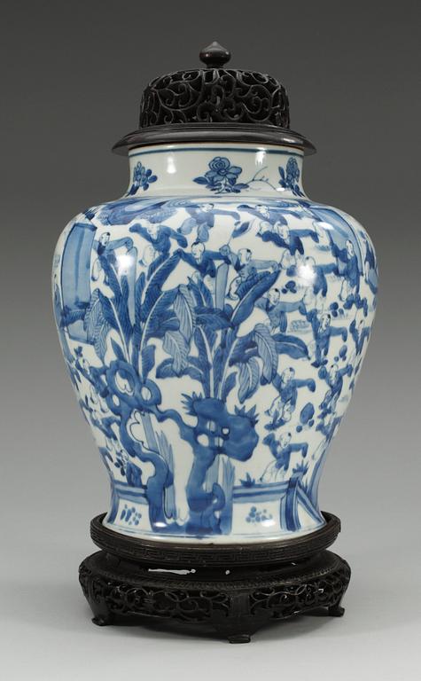 A blue and white jar, Qing dynasty, Kangxi (1662-1722).