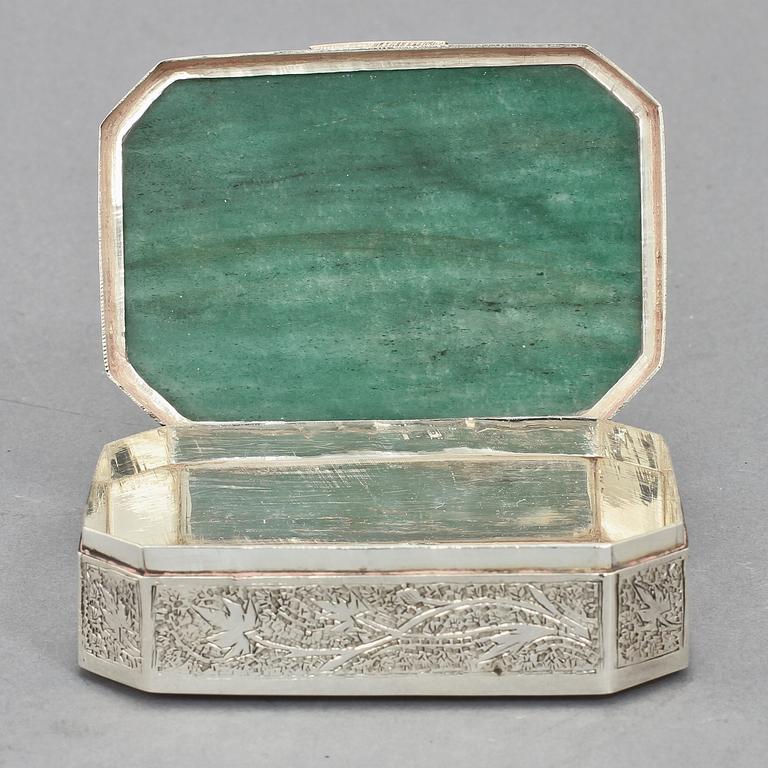 DOSA, låhaltigt silver, 1900-tal. Tot vikt 190 g.