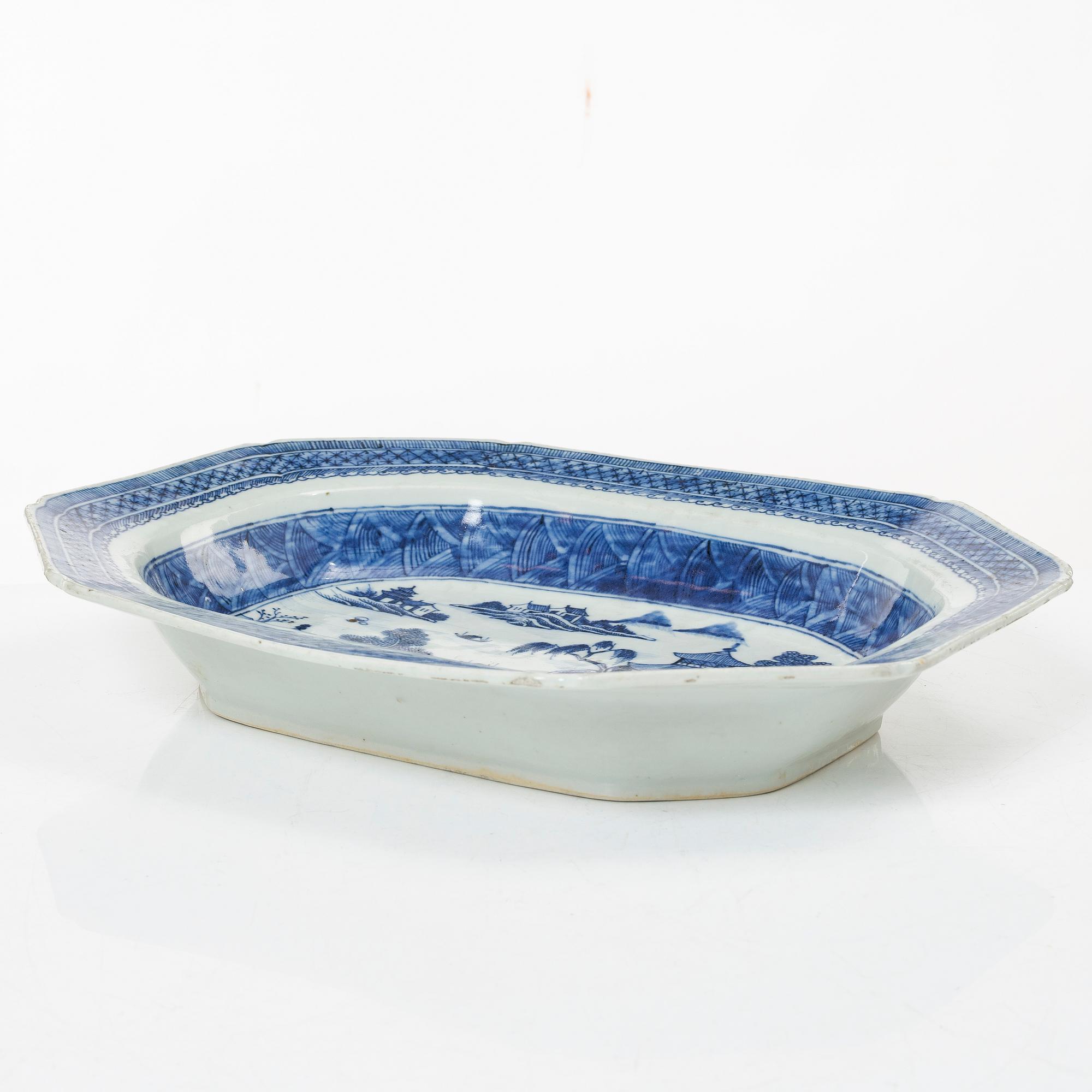 A Chinese blue and white porcelain dish, Qing dynasty, around 1800.