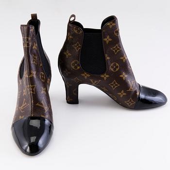 LOUIS VUITTON Revival Patent Monogram Ankle Boots in size 39.