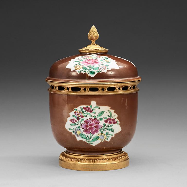 SKÅL med LOCK, kompaniporslin med bronsmontering. Qing dynastin, Qianlong (1736-95).