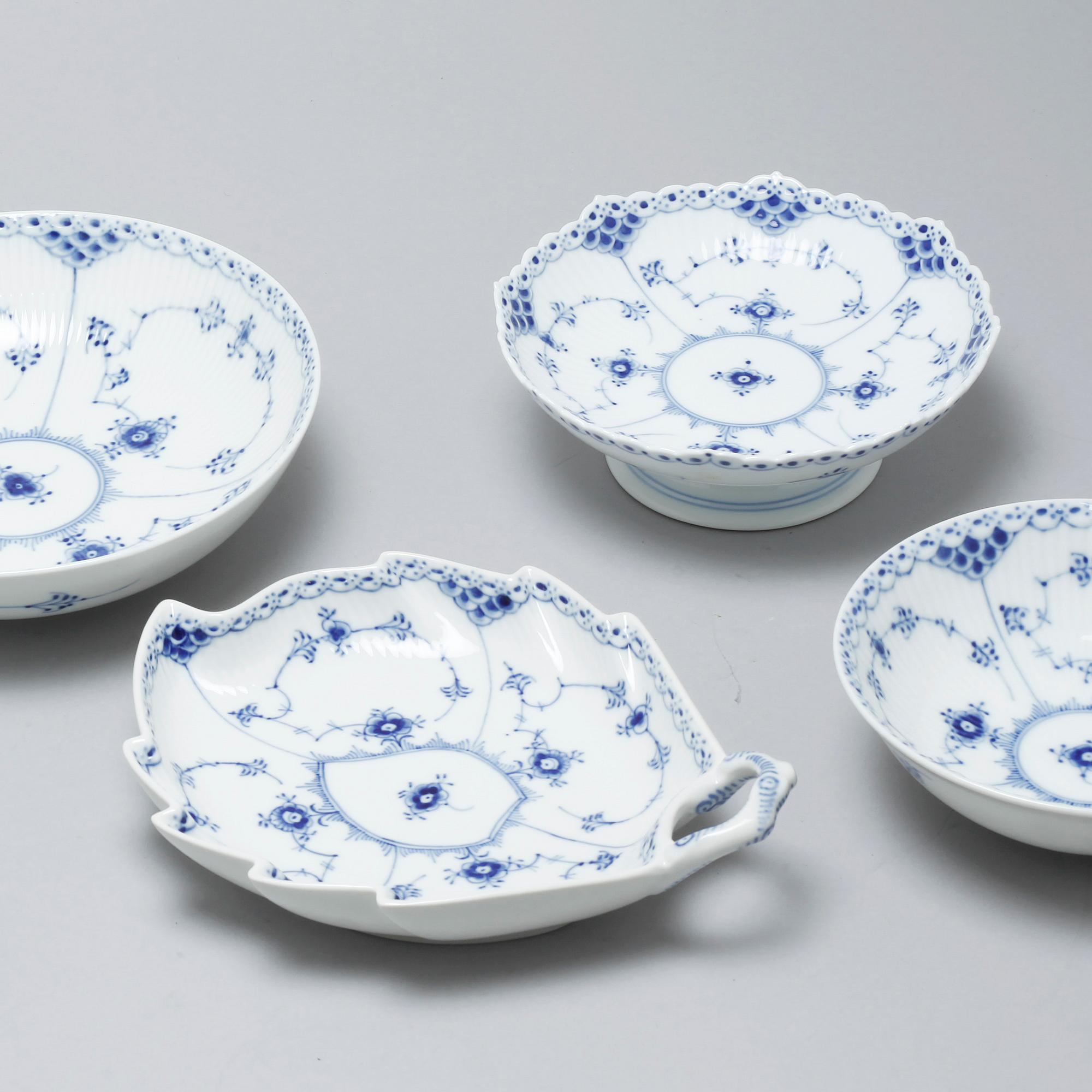 A porcelain tableware set of 92 pcs, "Musselmalet" by Royal Copenhagen, Denmark, second half of the 20th century.