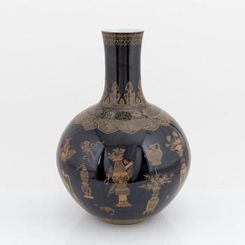 A large Chinese vase, modern manufactory, 20th Century.